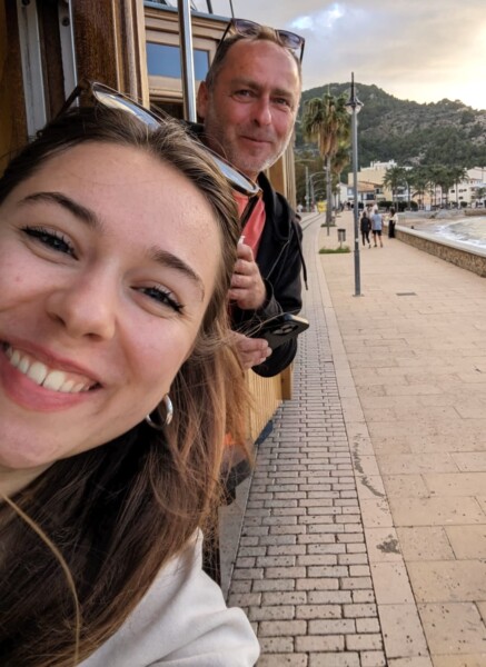 Pia und Uwe an einer Strandpromenade